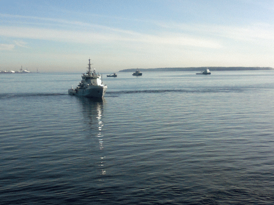 Finnish and Estonian oil recovery vessels arrive to the area of the exercise. .